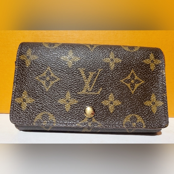 LOUIS🌻VUITTON Wallet with adjustable chain - Picture 3 of 14